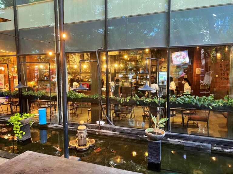 Desain Cafe yang estetik ini berlokasi di Jakarta Barat