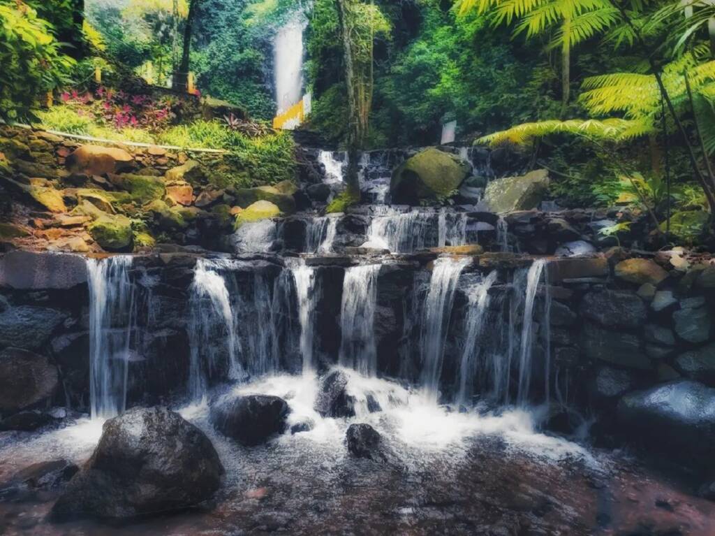 Dlundung Waterfall Mojokerto menawarkan suasana alami di lereng Gunung Penanggungan.