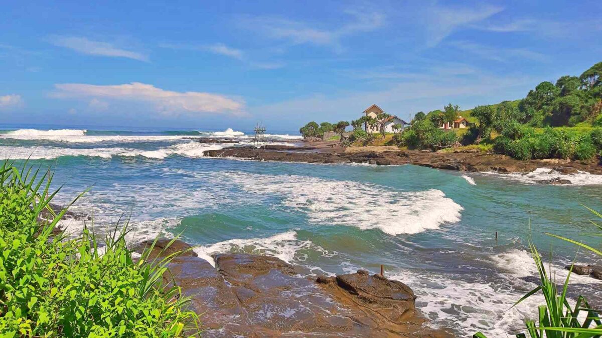 Keindahan karang-karang di Pantai Cicalobak Garut