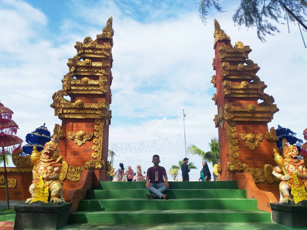 Gapura di pintu masuk Pantai Bali Lestari