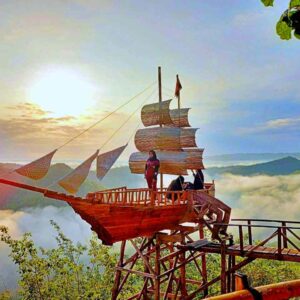 Gardu Pandang berbentuk kapal layar di tepi Bukit Panguk Kediwung