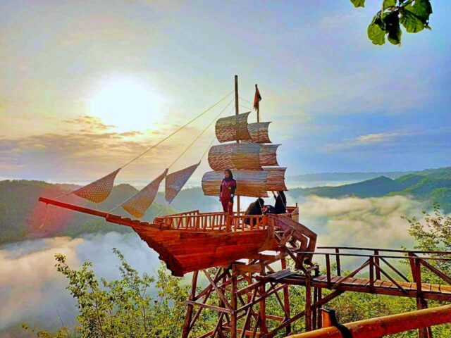 Gardu Pandang berbentuk kapal layar di tepi Bukit Panguk Kediwung