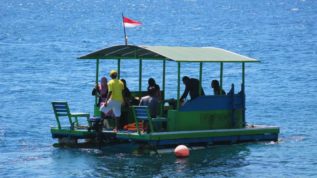 Glass bottom boat di Taman Laut Olele