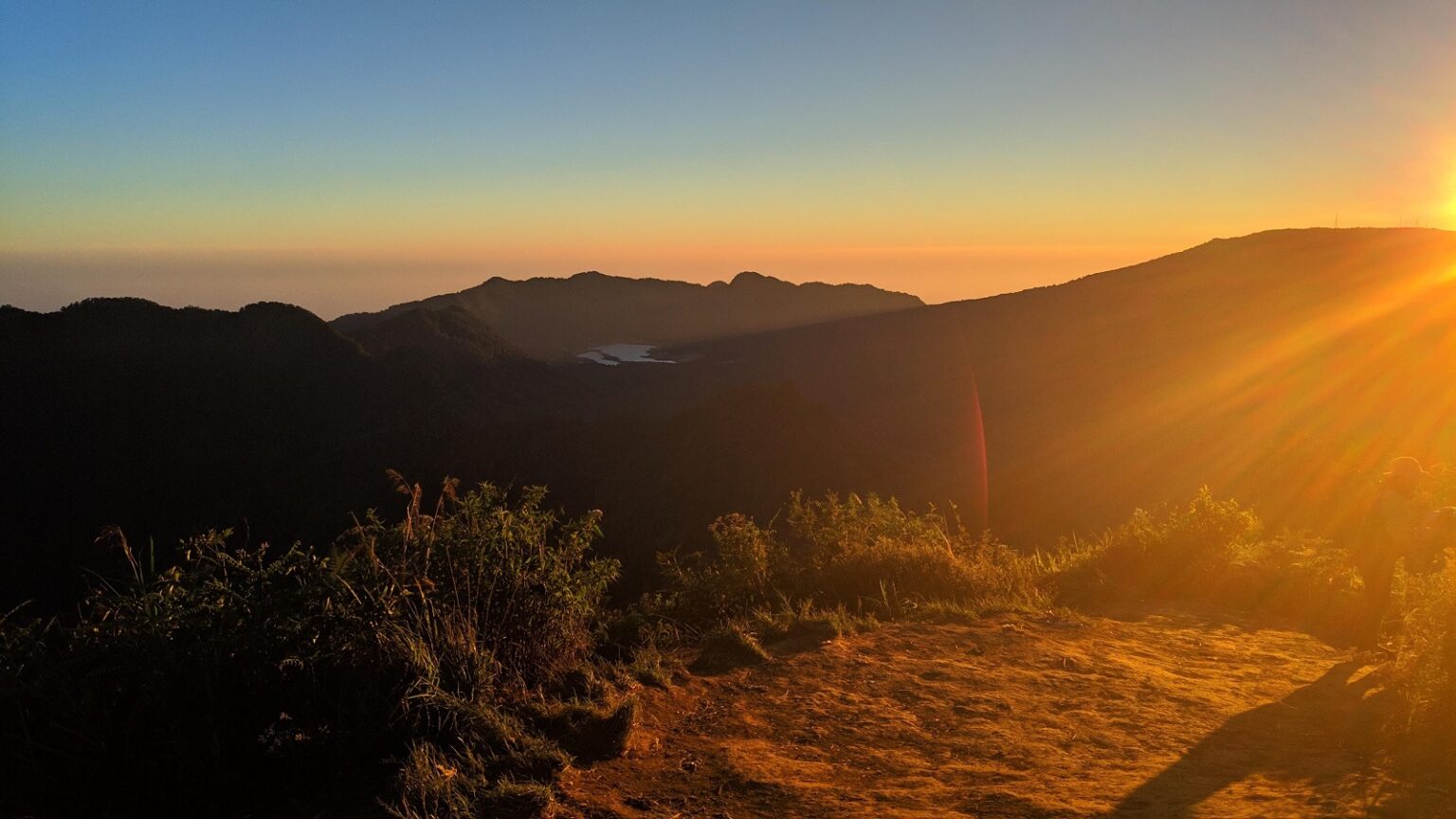 7 Gunung Populer di Bandung Cocok Untuk Trekking