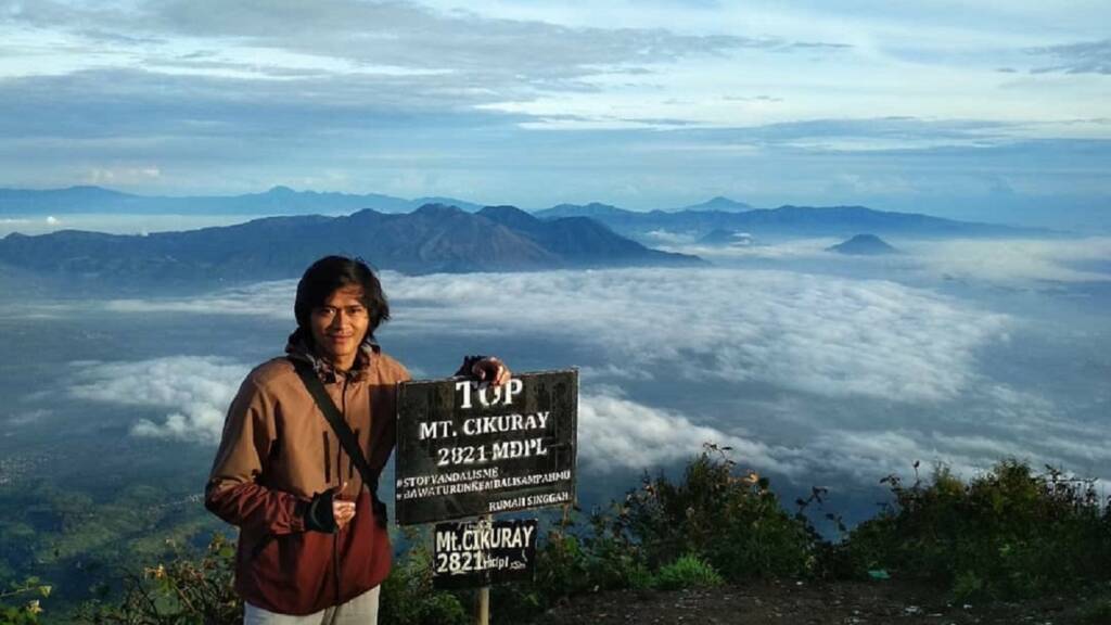 Panorama puncak Gunung Cikuray Jawa Barat.
