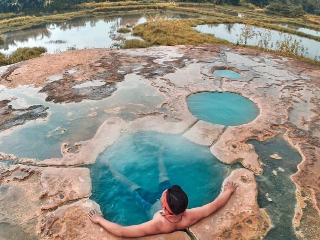 Kolam air panas unik yang dijuluki jaccuzi alami Gunung Peyek Bogor.