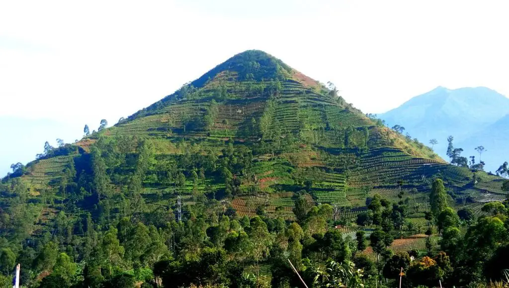 Gunung Sadahurip dengan bentuk menyerupai bangunan piramida.