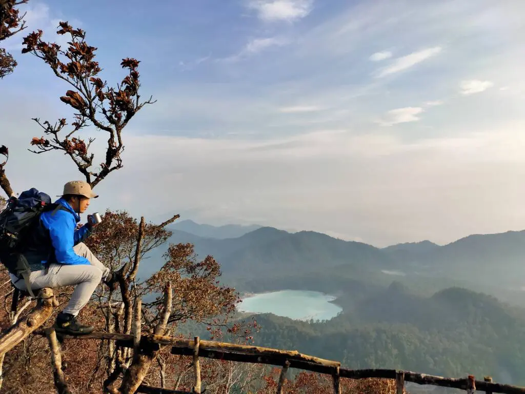 Menikmati keindahan panorama dari puncak Gunung Sagara