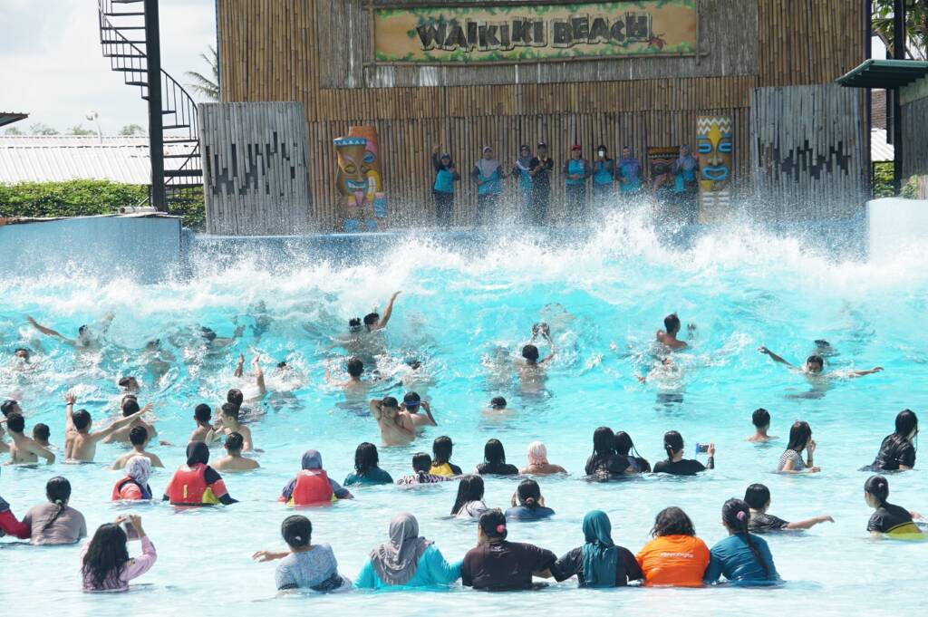 Wahana Kolam Ombak menjadi salah satu favorit wisatawan di Hawai Waterpark Malang.