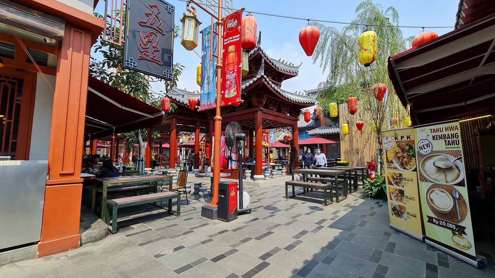Kawasan Chinatown dengan orname Tiongkok yang kental