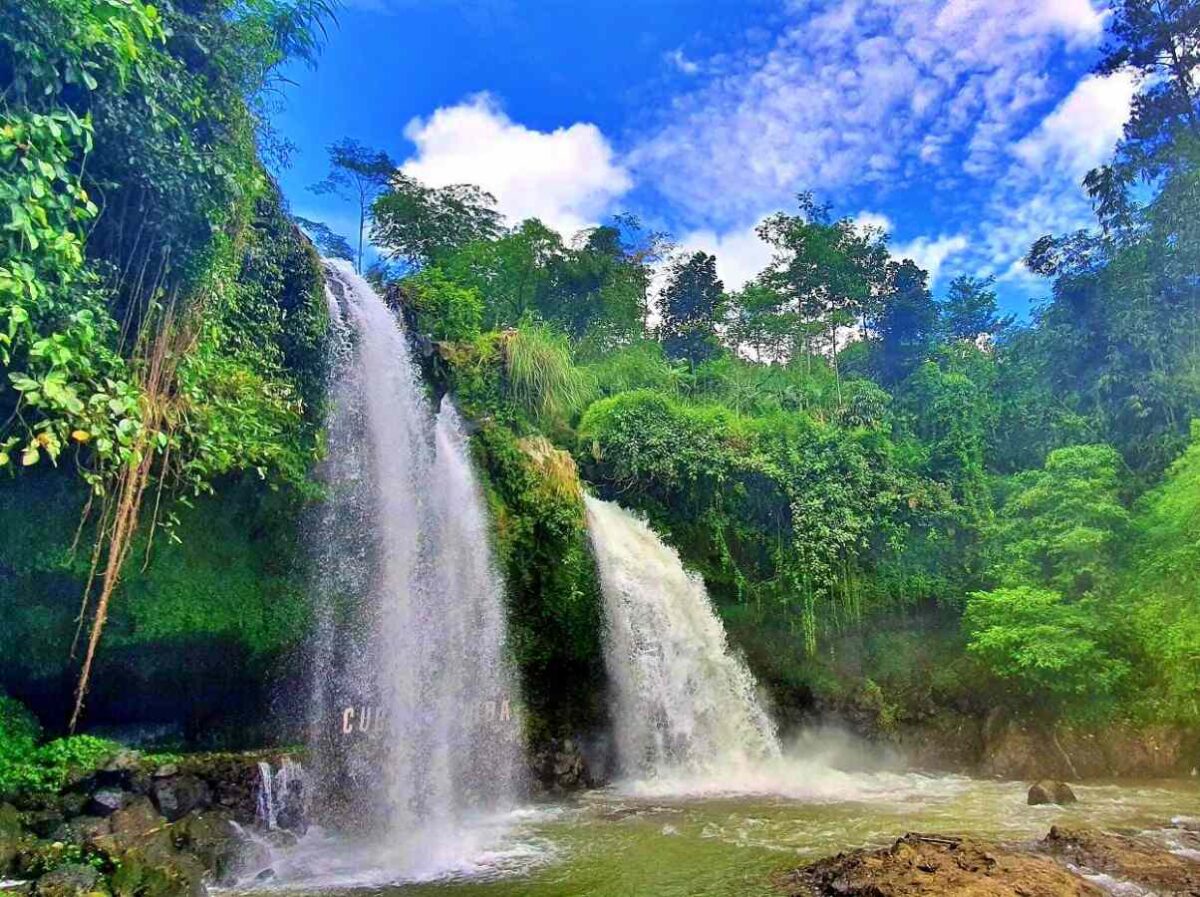 Derasnya air terjun curug sumba yang eksotik