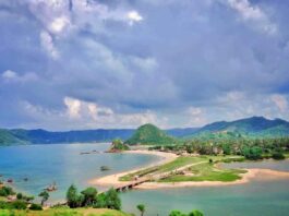 Keindahan pantai seger berlatar perbukitan hijau