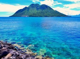 kejernihan bawah laut Pantai Jikomalamo