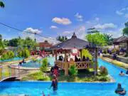 Suasana kolam arus di Janti Park