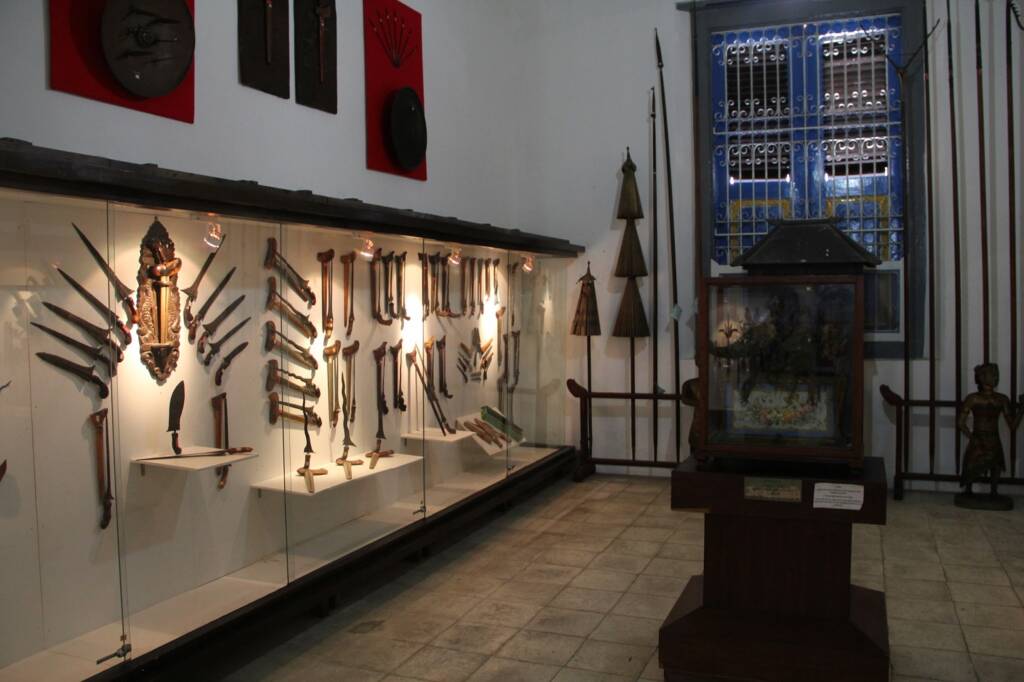 Beragam senjata kuno di pajang di museum