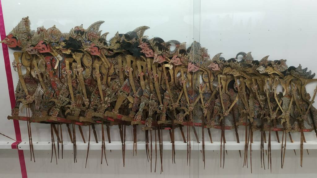 Wayang kulit yang ada di Museum Radya Pustaka