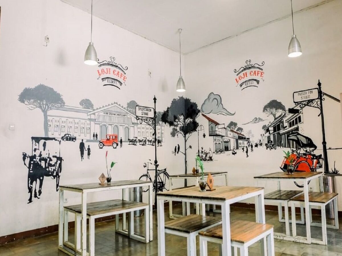 Suasana di area dalam Loji Resto & Cafe