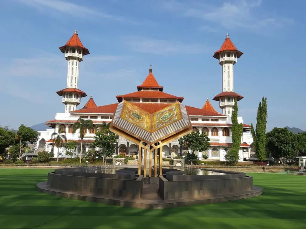 Masjid Agung Cianjur dengan perpaduan arsitektur tradisional dan gaya timur tengah.