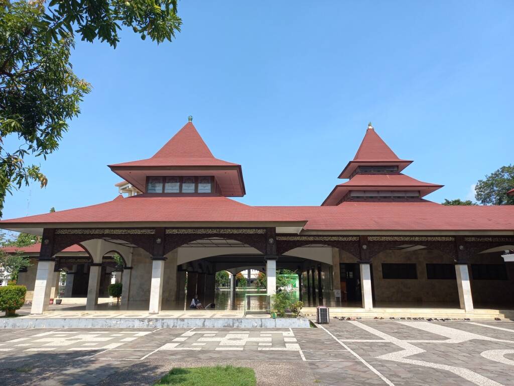 Masjid Agung Indramayu dengan arsitektur bangunan khas tradisionalnya.
