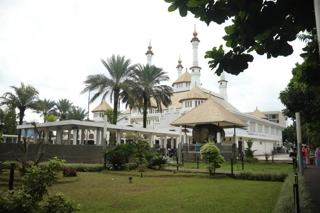 Masjid Agung Tasikmalaya dengan aksen warna keemasan pada menara dan atapnya.