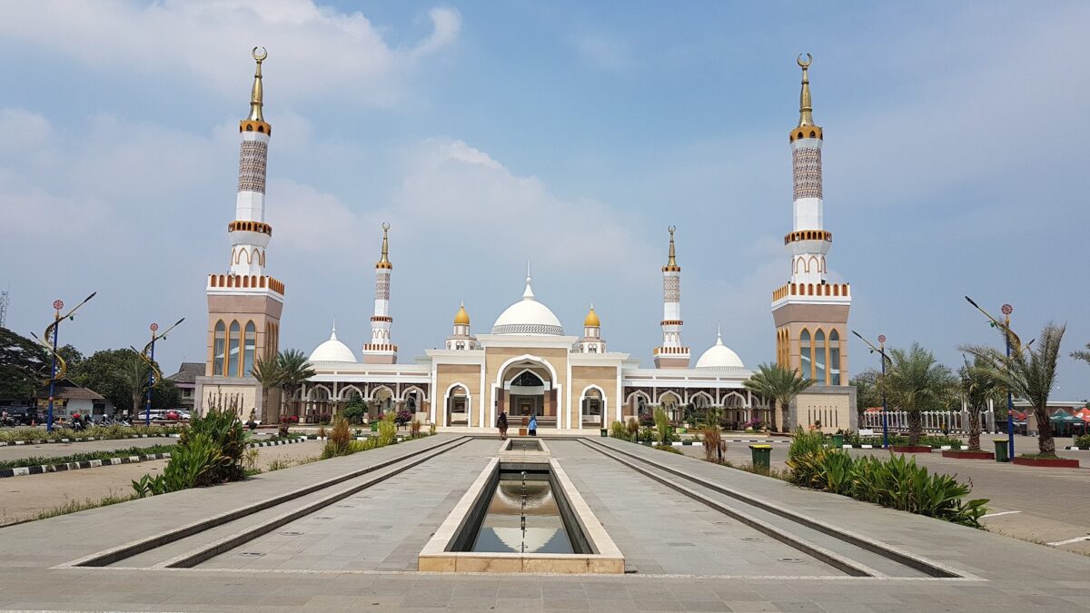 Masjid Islamic Centre menjadi salah satu lokasi wisata religi favorit di Indramayu.
