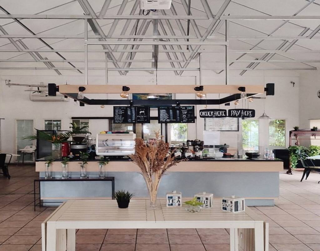 Meja barista yang unik di Kopilot Cafe