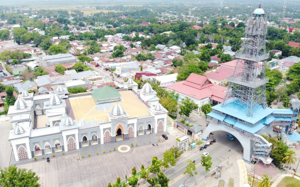 Menara Keagungan Limboto dan Masjid Baiturrahman Limboto dilihat dari atas