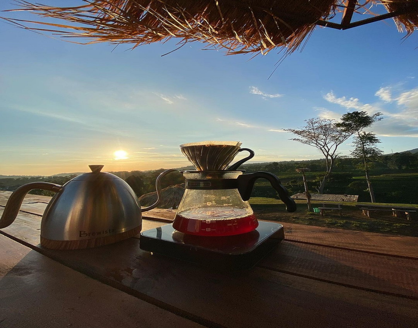 Menyeduh kopi dengan latar pegunungan di GartenhÃ¼tte. Kaffee und Aussicht