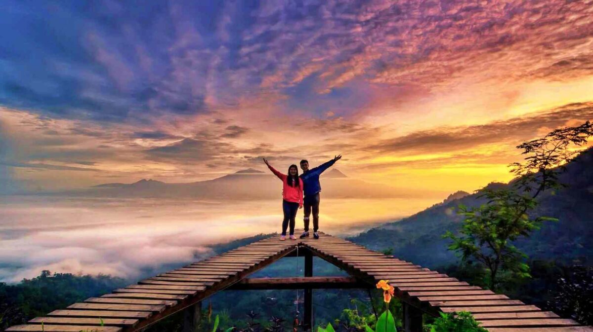 suasana saat matahari terbit di Punthuk Mongkrong