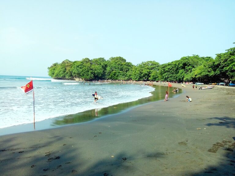 Pantai Batu Karas dengan peisir landai dan pasir berwarna kehitaman.