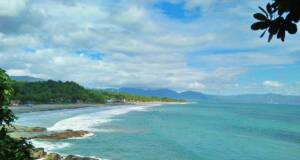 Jejeran batu karang eksotik di tepi pantai Karang Hawu