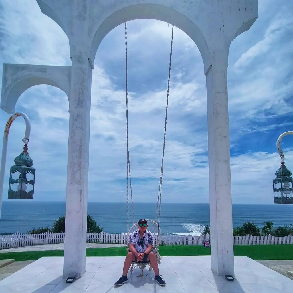 Pantai Karang Potong Cianjur menampilkan berbagai spot berkonsep kekinian.