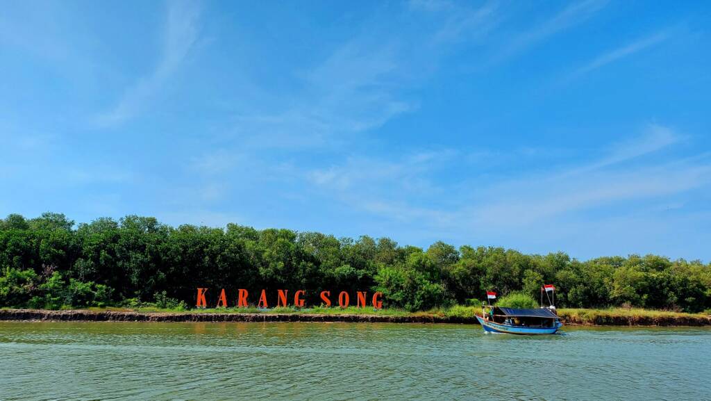 Pantai Karangsong menyajikan keindahan hutan bakau berpadu dengan kawasan pantai.