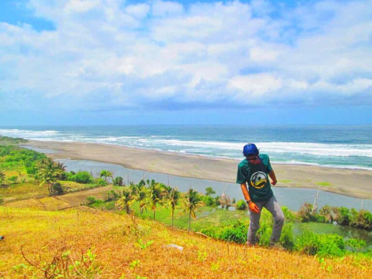 Perbukitan di tepi Pantai Lugina Cianjur