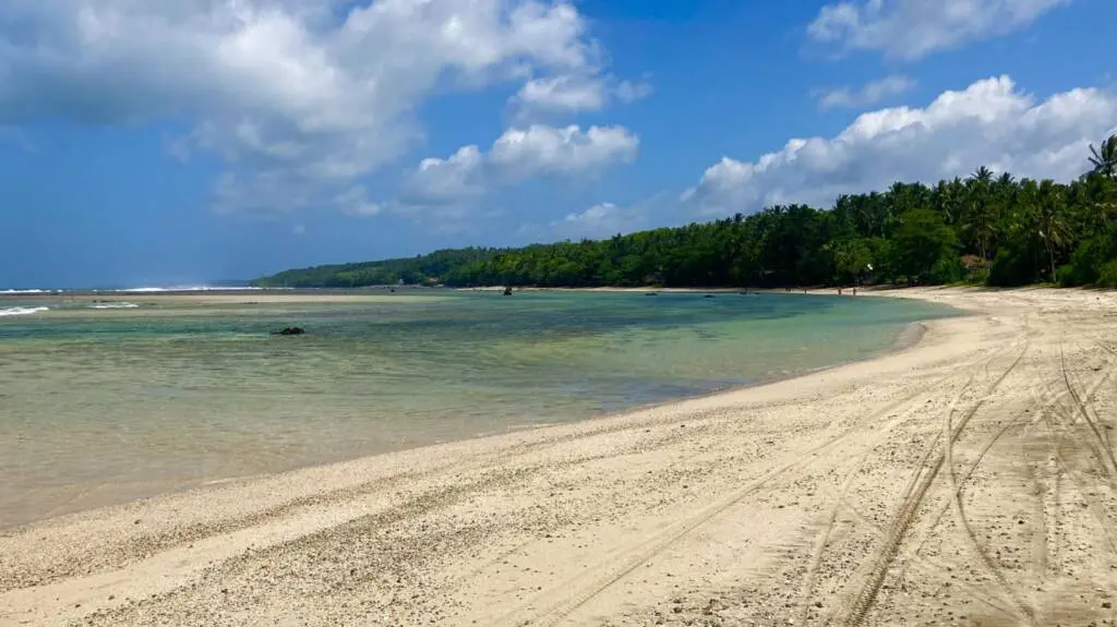 Area pesisir Pantai Minajaya