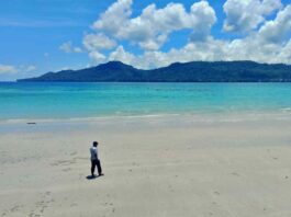 Suasana di Pantai Natsepa berpasir putih dan laut biru