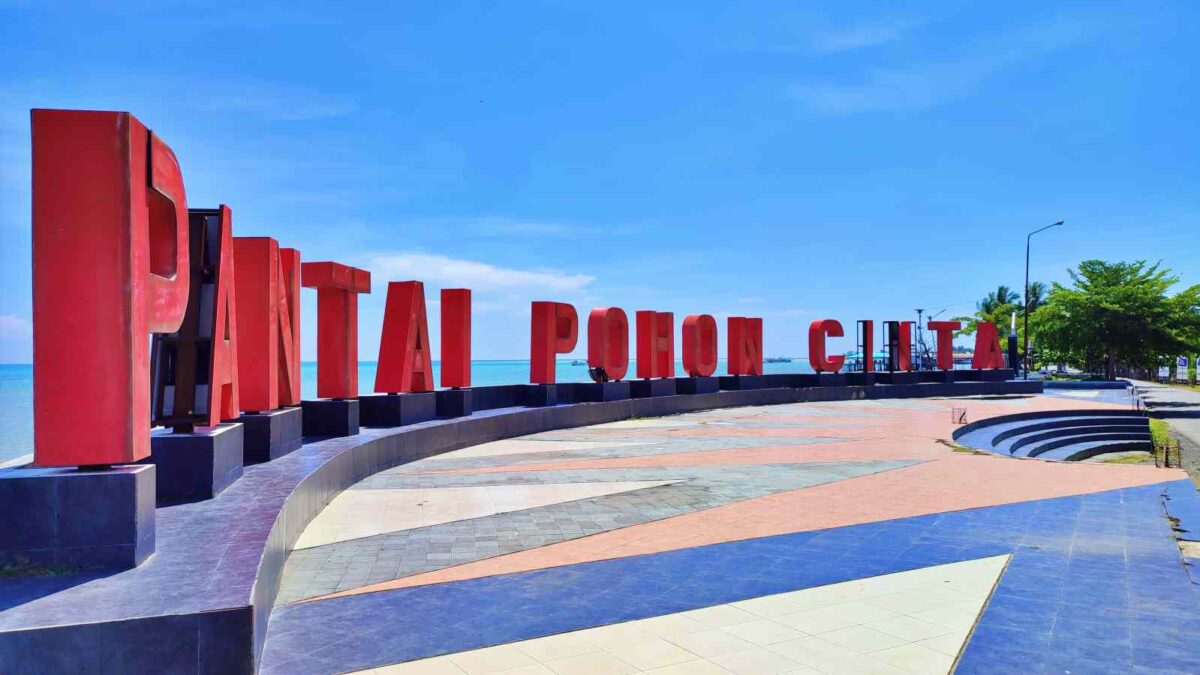landmark Pantai Pohon Cinta Puhowato