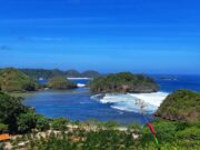 Keindahan panorama tepi laut Pantai Teluk Asmara Malang.