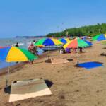 payung warna-warni di tepi Pantai Alam Indah