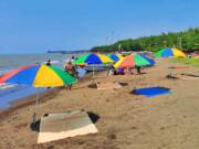payung warna-warni di tepi Pantai Alam Indah
