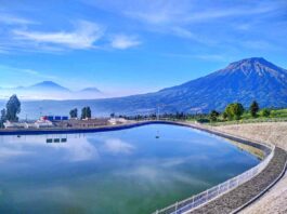 Pemandangan 3 gunung dari embung bansari