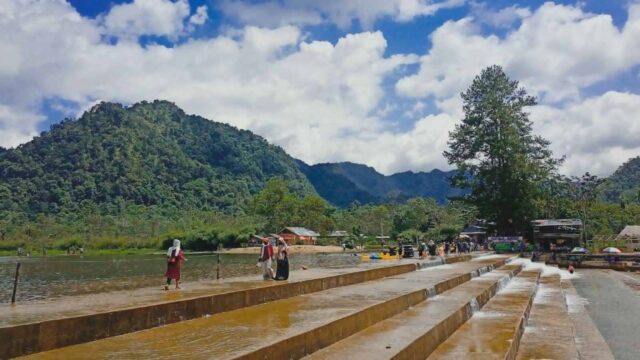 Pemandangan bukit dan area irigasi di Kapalo Banda Taram