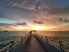 Pemandangan matahari terbenam di Pantai Gandoriah