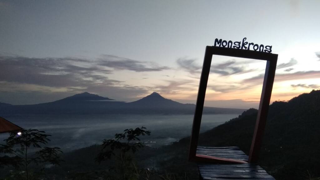 bukit dengan gunung Merapi dan Merbabu di depannya