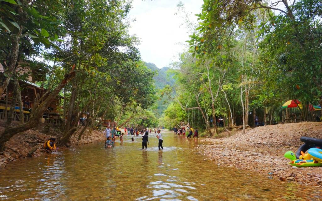 Bermain air di anak sungai Kapalo Banda Taram
