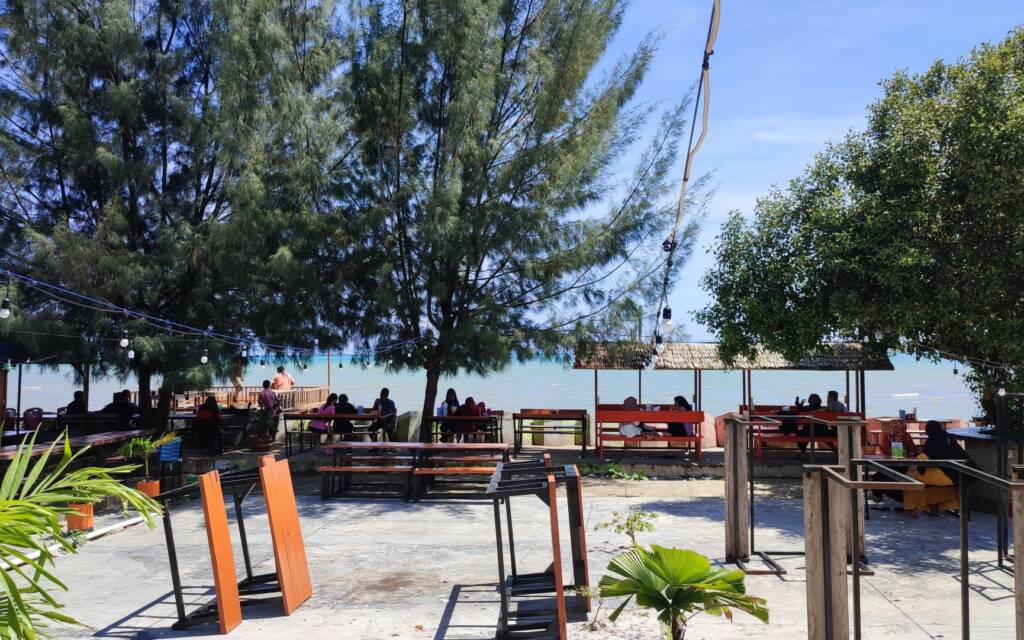 restoran yang ada di tepi pantai