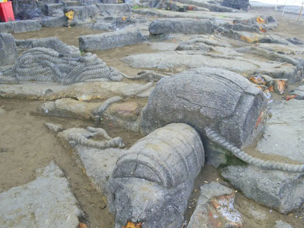Batu tong kayu dan tali tambang kapal di dekat batu Malin Kundang