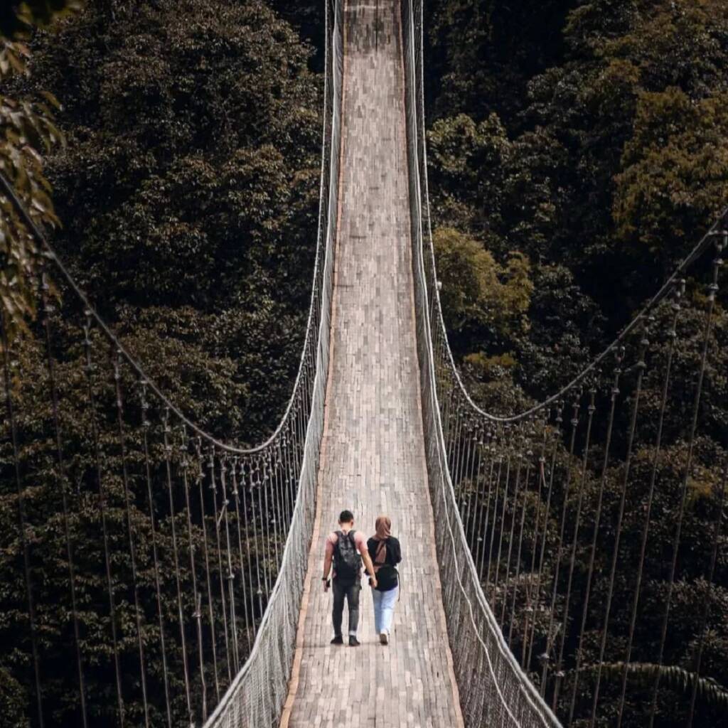Situ Gunung Suspension Bridge Sukabumi membentang di ketinggian.