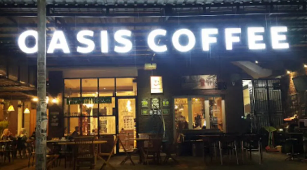Suasana Oasis Cafe di bagian outdoor