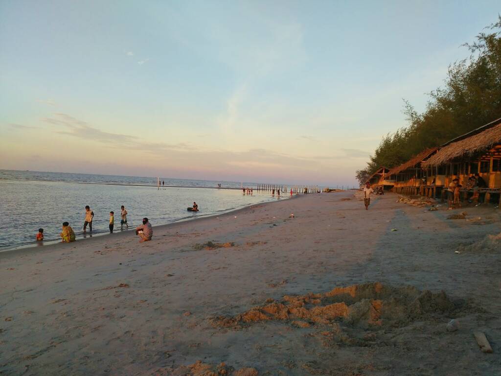 Suasana Pantai Bali Lestari di sore hari